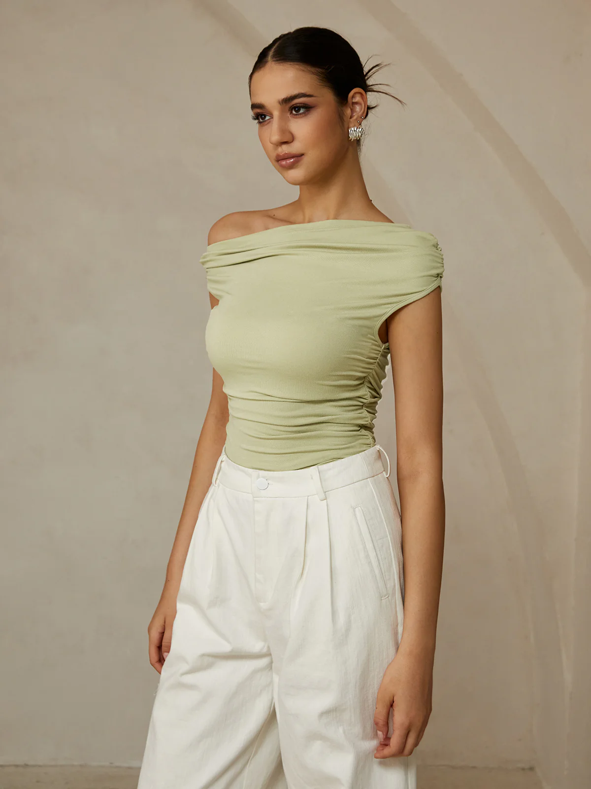 Asymmetrical Neck Sleeveless T-Shirt - Takermore