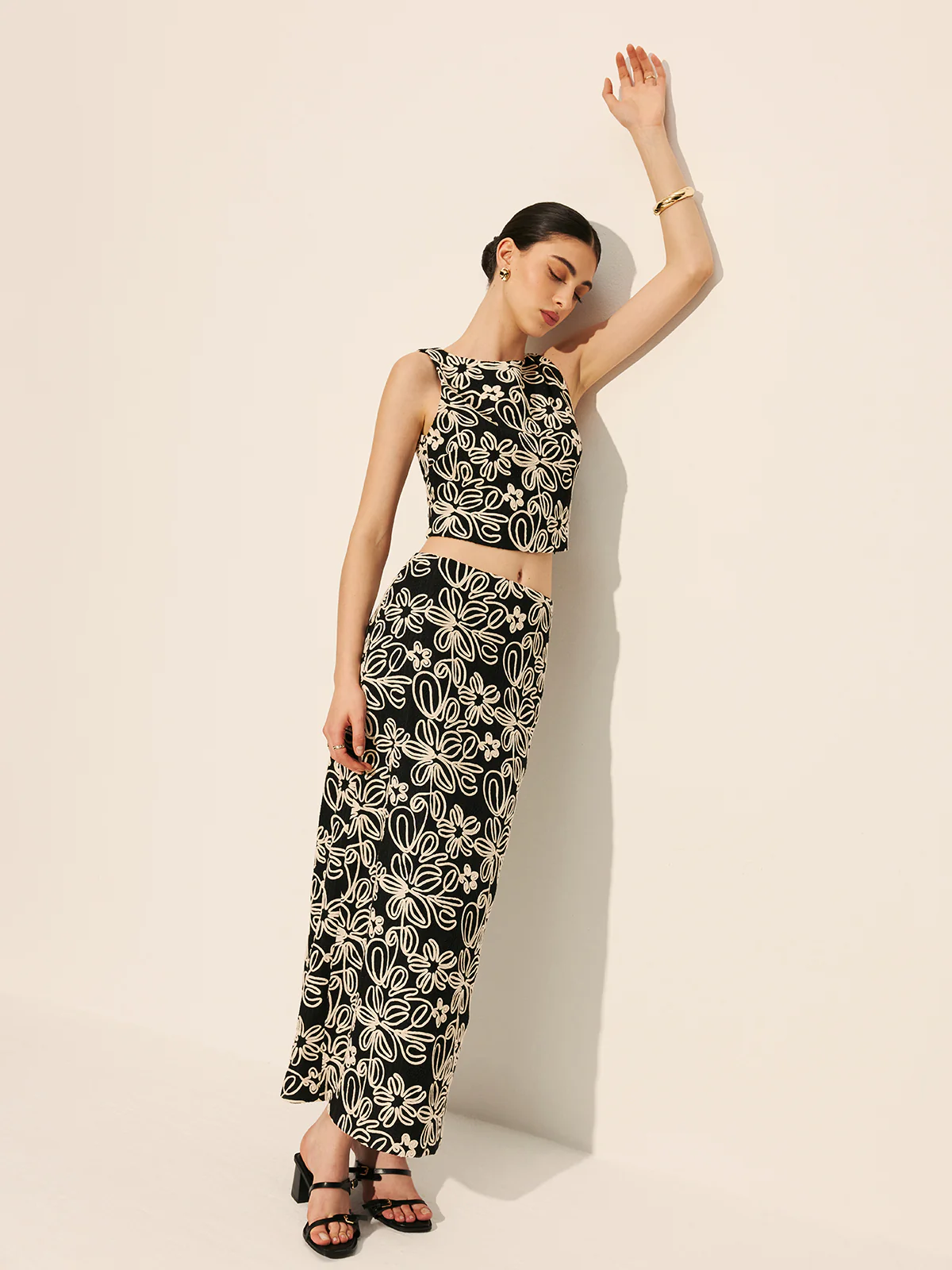 Keyhole Back Floral Embroidered Crop Top - Takermore