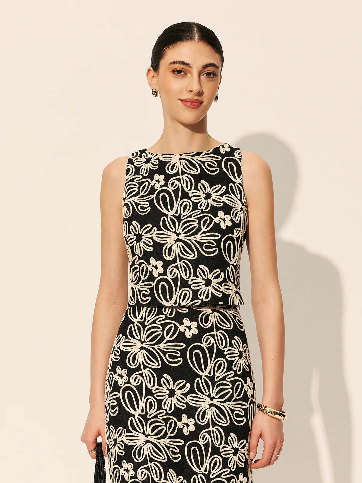 Keyhole Back Floral Embroidered Crop Top - Takermore