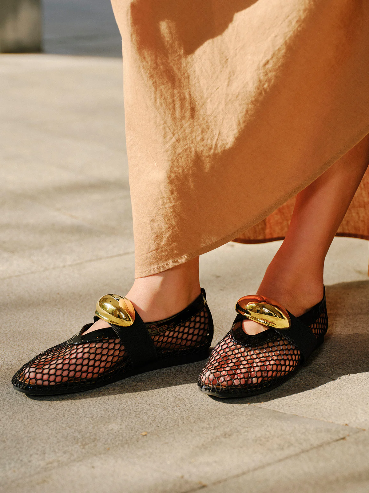 Mesh Design Shoes With Golden Accent - Takermore