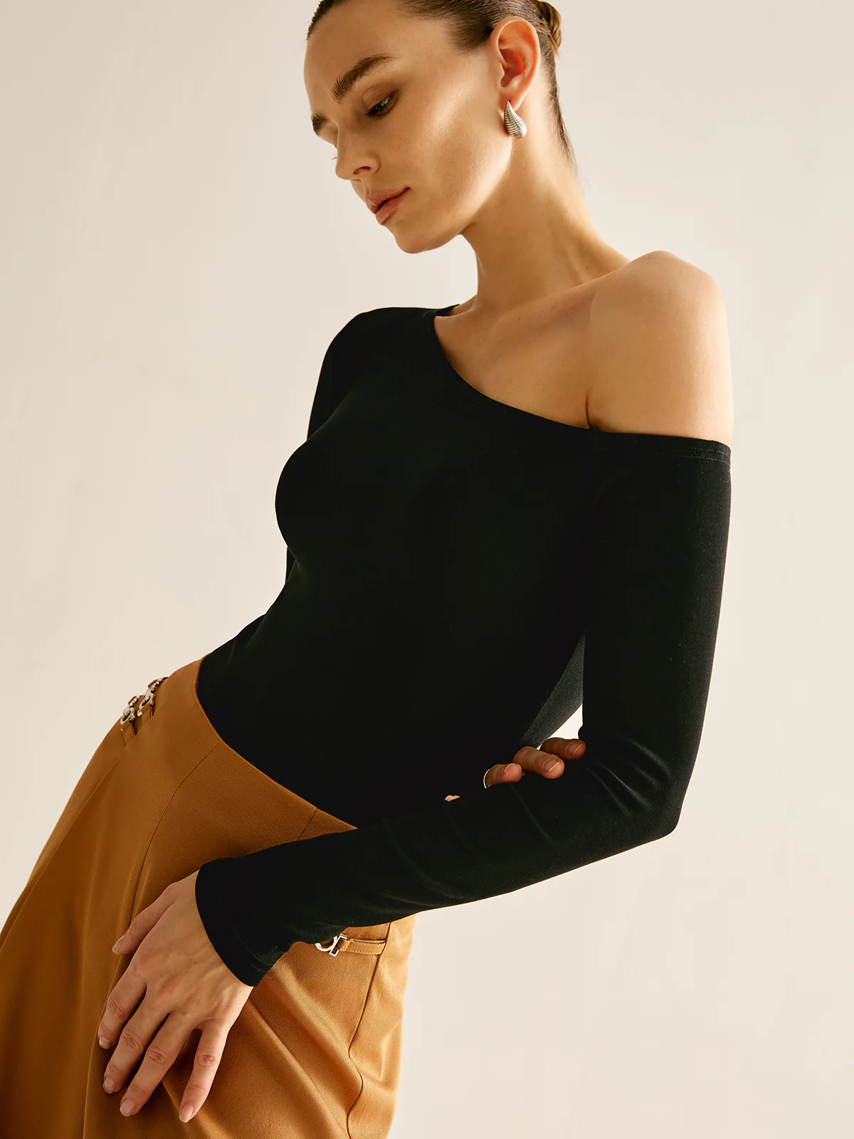 Asymmetrical Cold Shoulder Jersey T-Shirt - Takermore