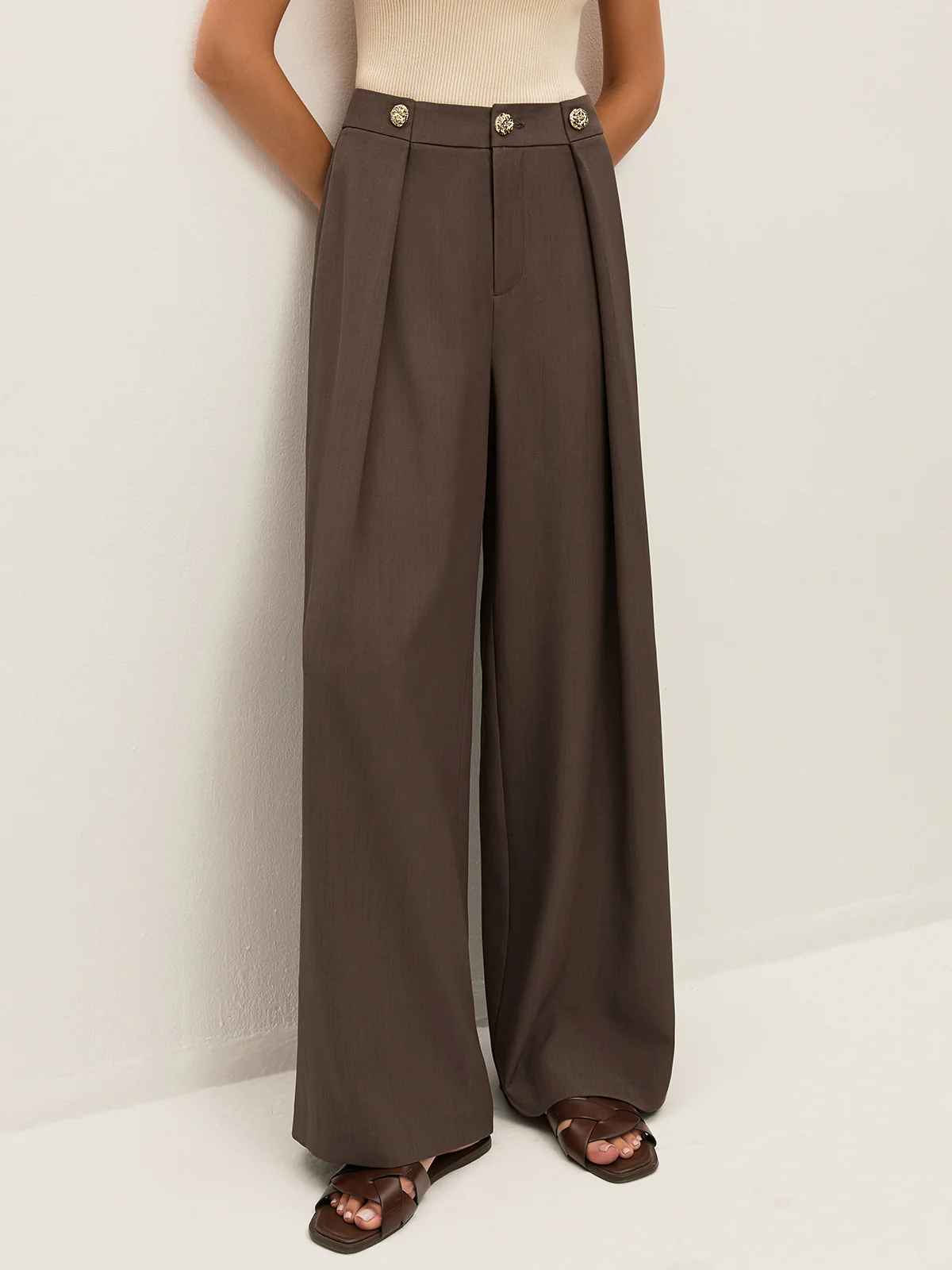 Mid-Waist Metal Detail Pleated Pants - Takermore