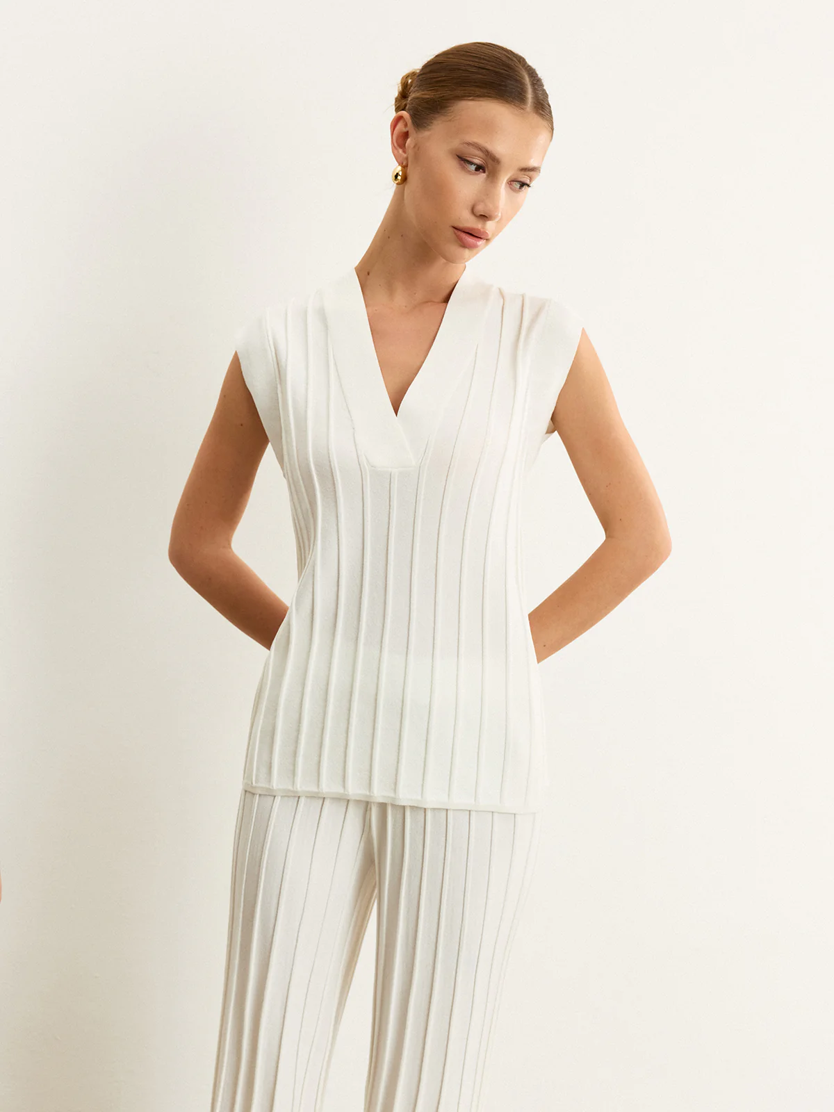 Ribbed Knit V-Neck Tank Top - Takermore