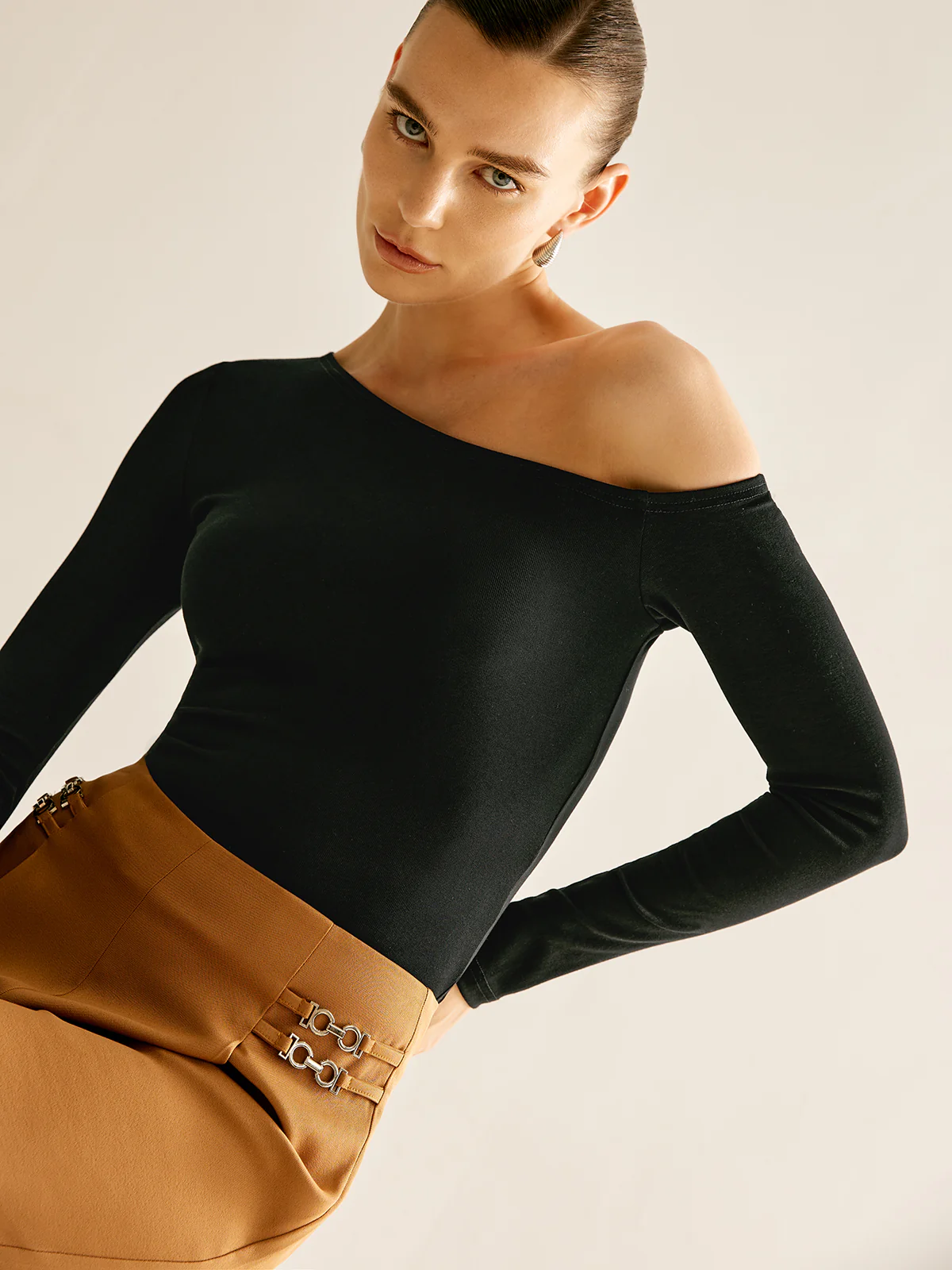 Asymmetrical Cold Shoulder Jersey T-Shirt - Takermore